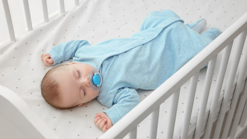 Đặt trẻ nằm ngửa trên bề mặt chắc, phẳng khi ngủ