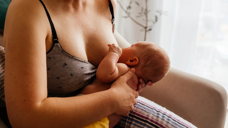 Bé đòi bú liên tục không chịu ngủ không chỉ ảnh hưởng đến giấc ngủ của con mà còn khiến gia đình rơi vào trạng thái lo lắng