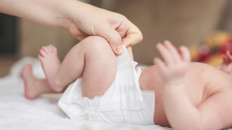 Khi phát hiện bé ị trong lúc ngủ, cha mẹ nên thay bỉm nhẹ nhàng, tránh cử động mạnh