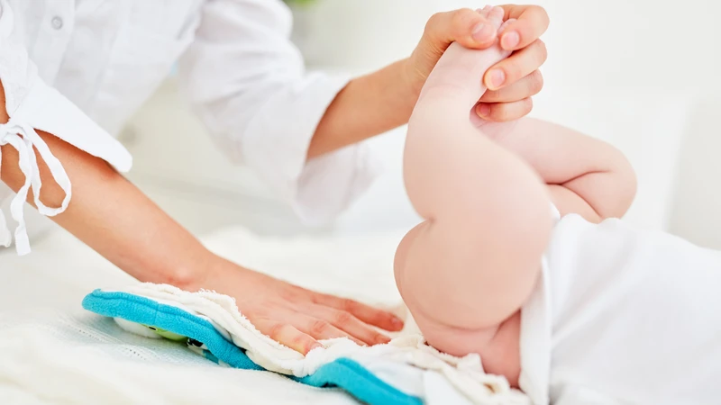 Khi phân của bé có sự thay đổi rõ rệt so với bình thường kèm theo quấy khóc, cha mẹ không nên chủ quan