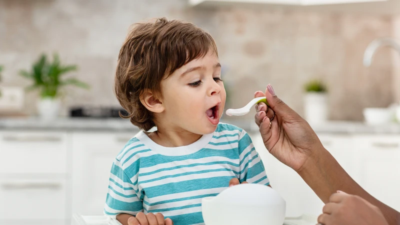 Bé ăn dặm quá muộn có thể thiếu chất, chậm phát triển kỹ năng nhai nuốt, dễ biếng ăn sau này
