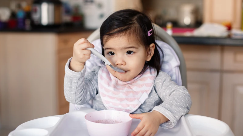 Bé mấy tháng ăn được khoai mỡ là câu hỏi thường gặp khi ăn dặm