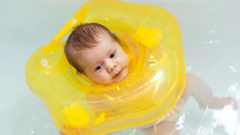 Theo dõi phản ứng của bé trong suốt quá trình bơi thuỷ liệu