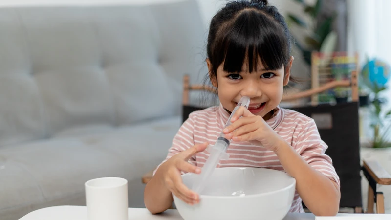 Sử dụng nước muối sinh lý dạng nhỏ giọt hoặc xịt phun sương để làm loãng dịch nhầy