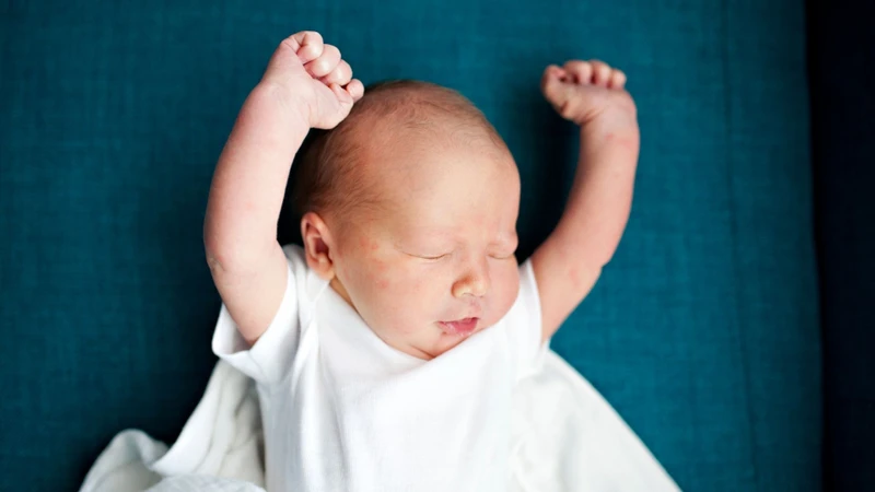 "Bé sơ sinh ngủ hay rướn người có sao không?" là băn khoăn của nhiều cha mẹ
