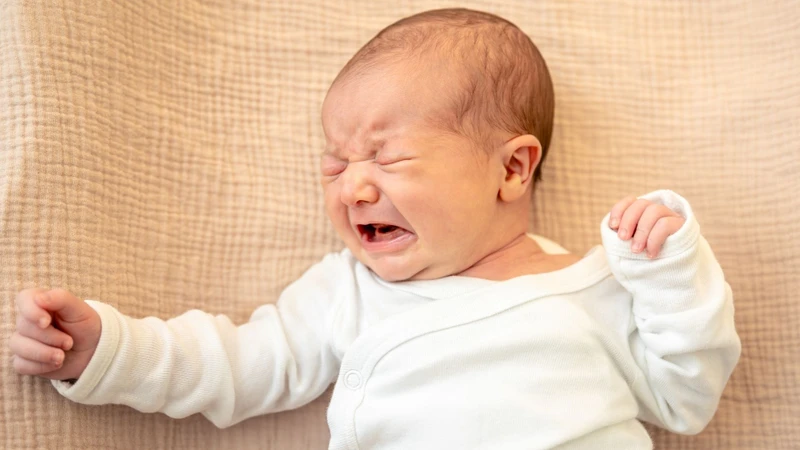 Đầy hơi và khó tiêu có thể là nguyên nhân khiến trẻ sơ sinh ngủ hay rướn người