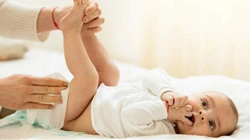 Phản xạ dạ dày - ruột kết là nguyên nhân chính khiến bé sơ sinh vừa bú vừa đi ngoài