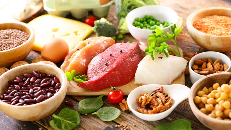 Duy trì chế độ ăn uống cân bằng, đa dạng các nhóm thực phẩm để cung cấp đầy đủ dưỡng chất cho cơ thể