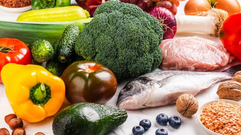 Ưu tiên khẩu phần đa dạng, cung cấp đủ năng lượng, protein, rau, trái cây...