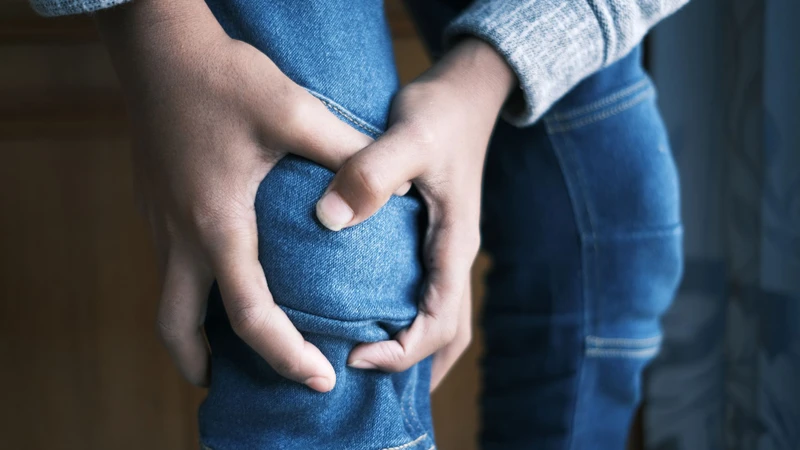 Triệu chứng của bong gân có thể là đau hoặc mất vững tại khớp