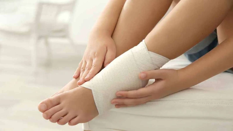 Nghỉ ngơi và hạn chế vận động khớp bị tổn thương