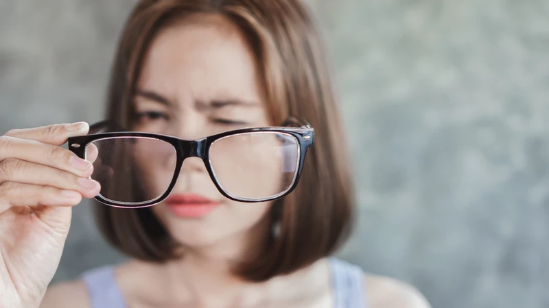 Người cận thị cao thường có võng mạc mỏng và dễ bị thoái hóa, làm tăng nguy cơ xuất hiện vết rách và bong võng mạc