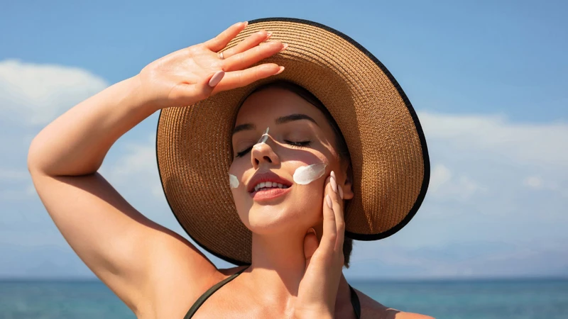 Sử dụng kem chống nắng và che chắn da trước ánh nắng mặt trời
