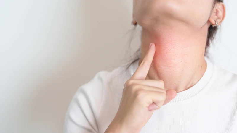 Người bệnh có thể cảm thấy căng tức, nặng hoặc khó chịu ở vùng cổ trước