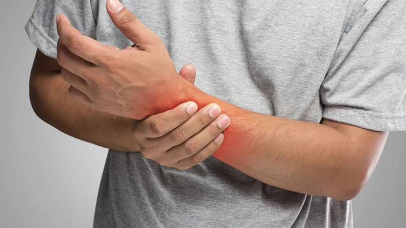 Đau tại vị trí cơ tổn thương là triệu chứng phổ biến của căng cơ