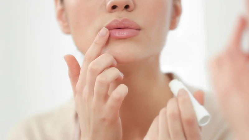 Sử dụng sản phẩm dưỡng môi phù hợp có thể giúp duy trì độ ẩm và hạn chế tình trạng khô, nứt