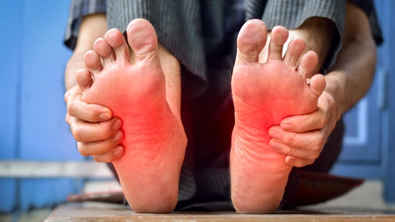 Người bệnh đa xơ cứng có thể bị tê bì chân tay