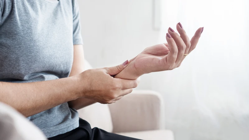 Cơn đau có thể xuất hiện âm ỉ hoặc dữ dội, tăng lên khi vận động, cầm nắm đồ vật hoặc xoay cổ tay