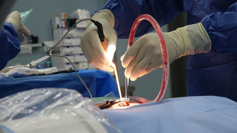 Chỉ định phẫu thuật được đặt ra khi người bệnh có biểu hiện chèn ép thần kinh nặng