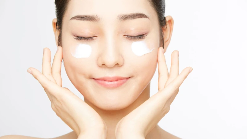 Bảo vệ da trước tia UV, dưỡng ẩm và chăm sóc da phù hợp giúp phòng ngừa bệnh