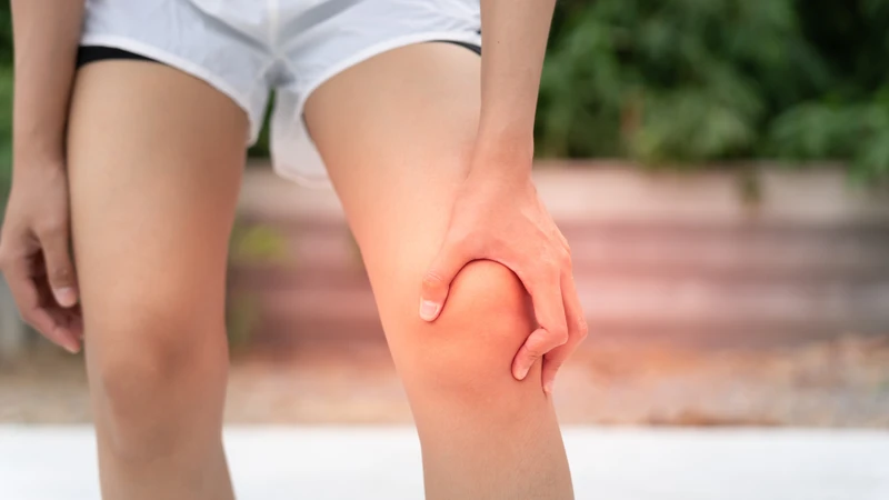 Đau là triệu chứng xuất hiện sớm và phổ biến nhất sau chấn thương gây đứt dây chằng