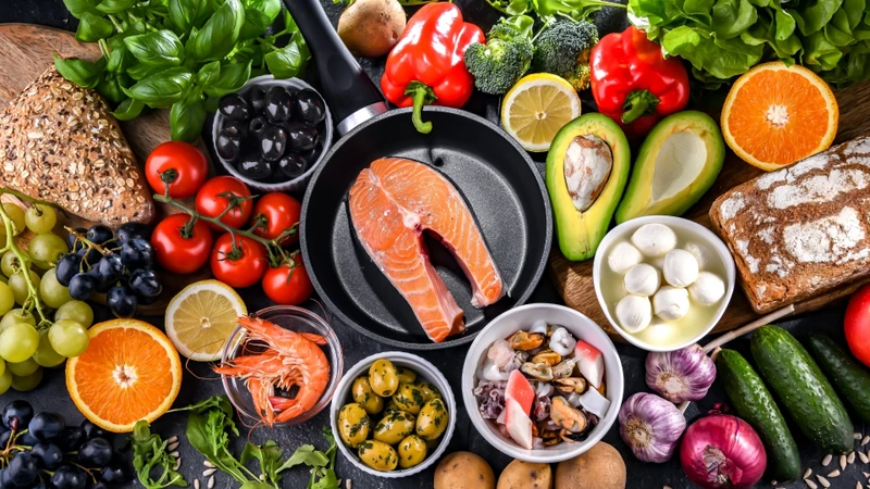 Nên tăng cường rau xanh, trái cây tươi, thực phẩm nguyên hạt và protein từ cá hoặc đậu
