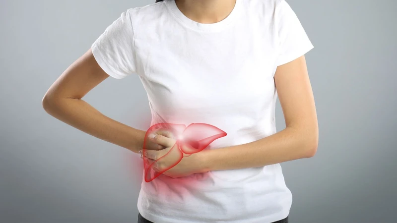 Người bệnh có thể cảm thấy đau hoặc khó chịu, đặc biệt ở vùng gan