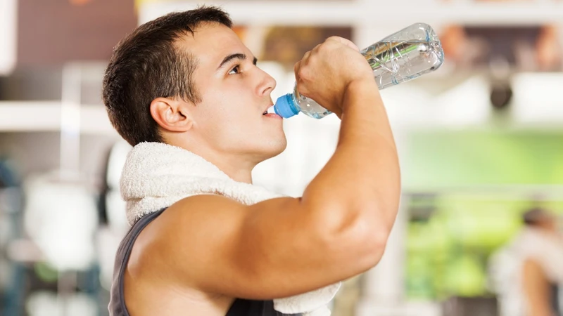 Khi vận động nhiều cần chú ý bổ sung nước và điện giải phù hợp