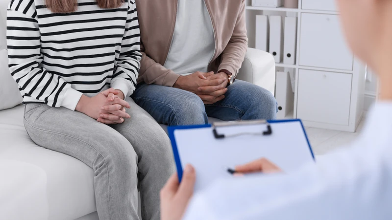 Các cặp đôi có tiền sử gia đình mắc Hemophilia nên được tư vấn di truyền để đánh giá nguy cơ