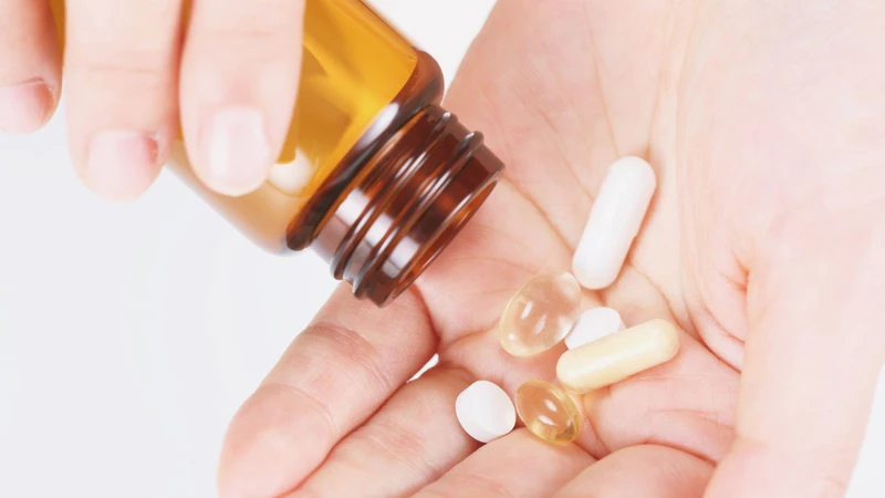 Điều trị nội khoa có thể bao gồm bổ sung Phosphate và Vitamin D.