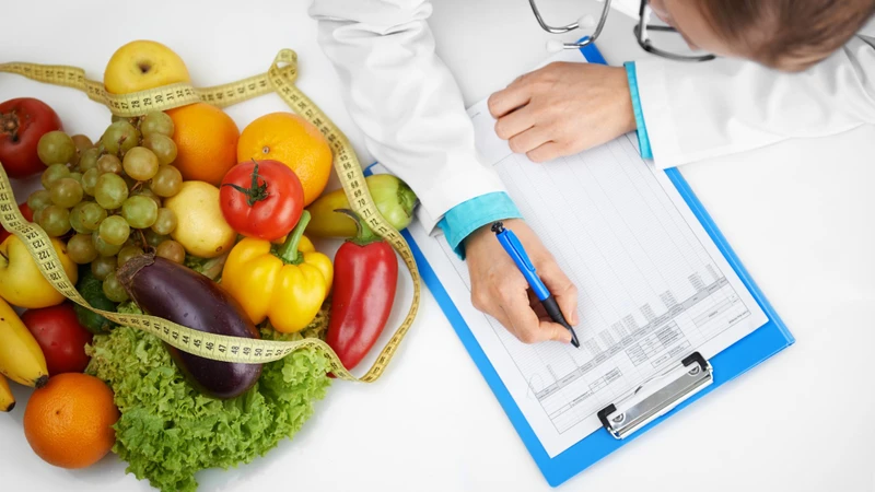 Trao đổi với bác sĩ hoặc chuyên gia dinh dưỡng nếu tiêu chảy kéo dài, ăn uống kém hoặc sụt cân
