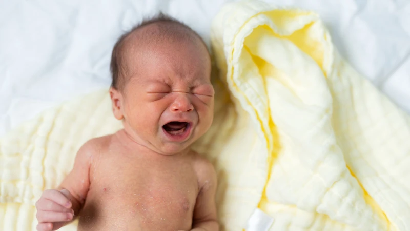 Trẻ xuất hiện các cơn quấy khóc dữ dội, kéo dài và khó dỗ dành