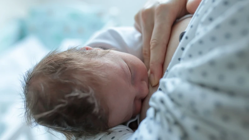 Bảo đảm trẻ ngậm bắt vú đúng cách hoặc giữ bình sữa ở góc phù hợp để hạn chế nuốt nhiều không khí
