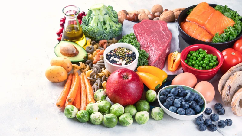 Bảo đảm cung cấp đủ protein, rau củ, trái cây, ngũ cốc và các nhóm chất dinh dưỡng cần thiết