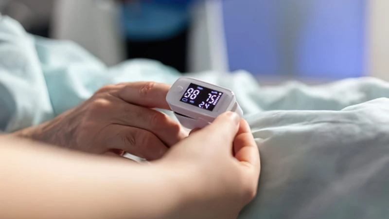 Đo độ bão hòa oxy ngoại vi (SpO2) bằng máy đo oxy xung là phương pháp đơn giản được sử dụng để sàng lọc ban đầu