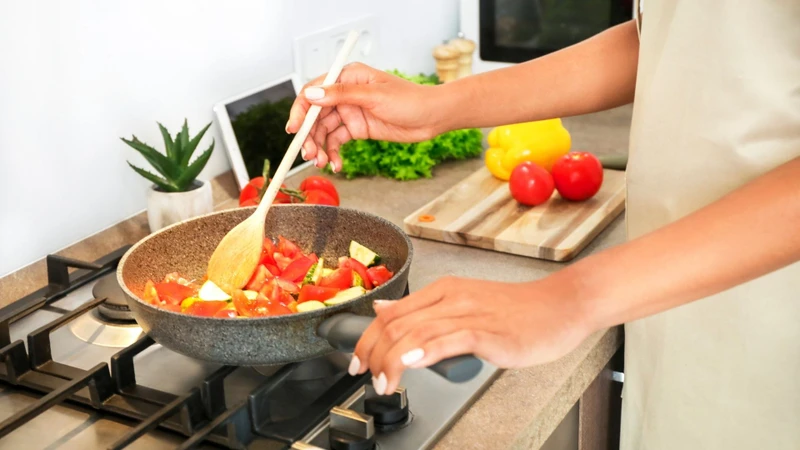 Nấu chín thực phẩm thích hợp và bảo quản lạnh đúng cách giúp giảm nguy cơ nhiễm vi khuẩn từ thực phẩm