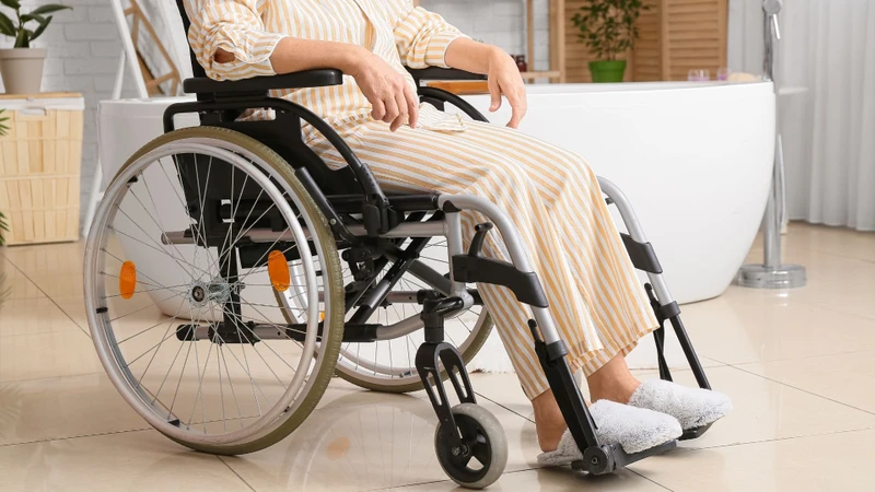 Hội chứng khóa trong có thể gây yếu hoặc mất khả năng vận động chủ động ở cả hai tay, hai chân và thân mình