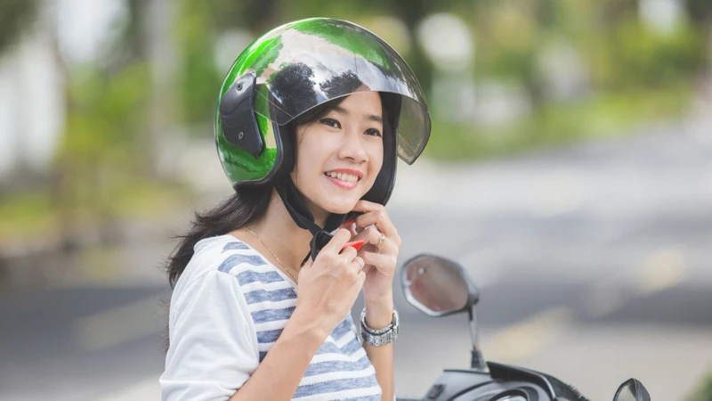Đội mũ bảo hiểm đúng cách khi tham gia giao thông để phòng tránh chấn thương sọ não