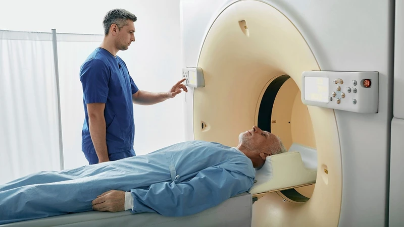 CT hốc mắt có thể phát hiện xuất huyết sau nhãn cầu hoặc trong hốc mắt, lồi mắt, khí trong hốc mắt...