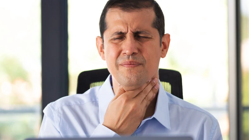 Một số bệnh nhân mô tả cảm giác căng tức, bó chặt hoặc đè ép ở vùng cổ trước
