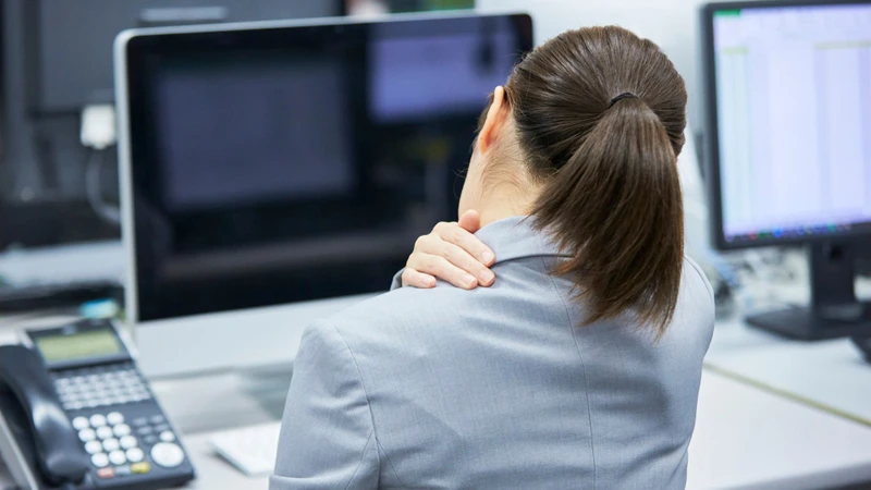 Mỏi cánh tay khi làm việc hoặc giơ tay cao có thể là một trong các triệu chứng của hội chứng lối thoát ngực