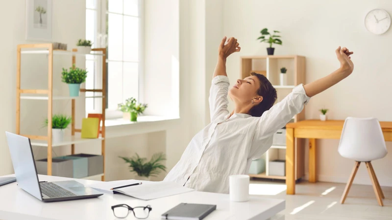 Bạn cần duy trì tư thế đúng khi ngồi, đứng và làm việc