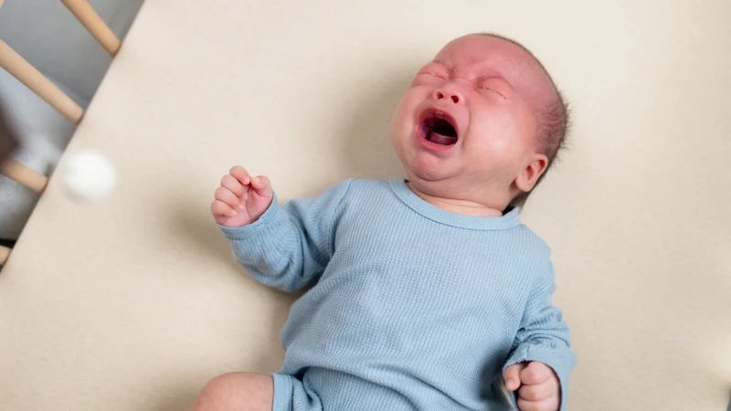 Tiếng khóc có âm sắc cao, the thé giống tiếng mèo kêu là dấu hiệu đặc trưng