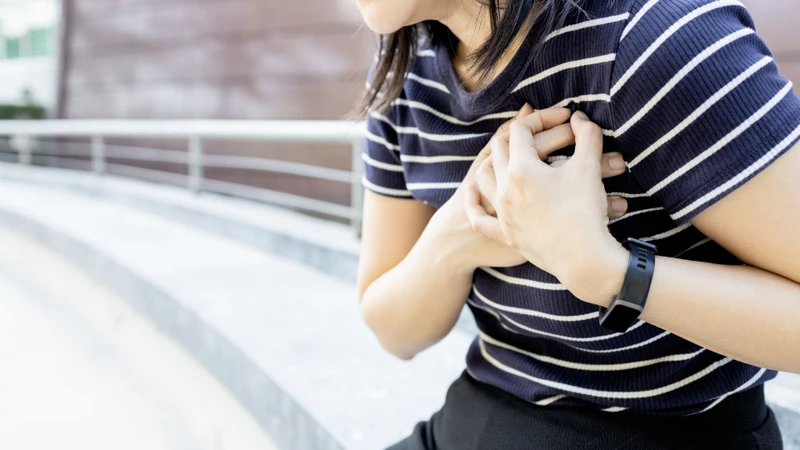 Hội chứng ngực cấp tính có thể gây hụt hơi, khó thở hoặc thở không thoải mái