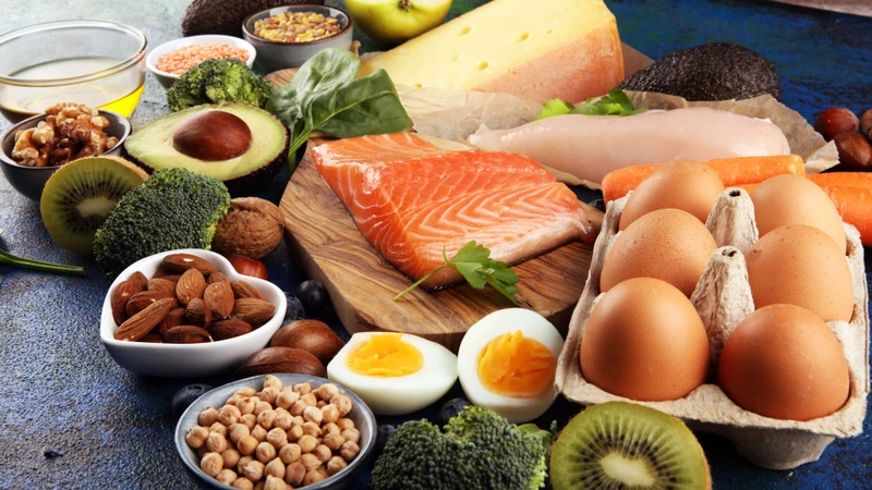 Bổ sung đầy đủ các nhóm chất dinh dưỡng nhằm đáp ứng nhu cầu năng lượng và duy trì sức khỏe tổng thể