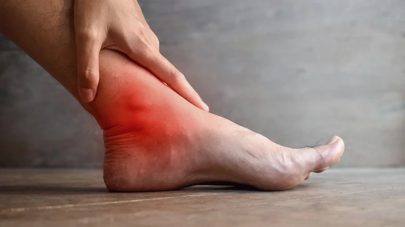 Bản chất của hội chứng ống cổ chân là dây thần kinh chày hoặc các nhánh của nó bị chèn ép trong hoặc quanh đường hầm giải phẫu ở cổ chân