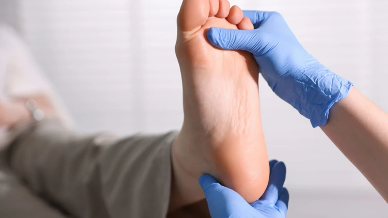 Khám có thể đánh giá cảm giác, vận động, cấu trúc bàn chân và vùng đường đi của dây thần kinh chày