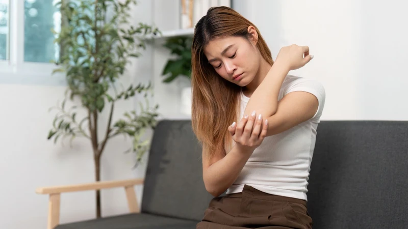Tránh chống mặt trong khuỷu tay trên bàn hoặc bề mặt cứng trong thời gian dài giúp giảm áp lực trực tiếp lên dây thần kinh trụ
