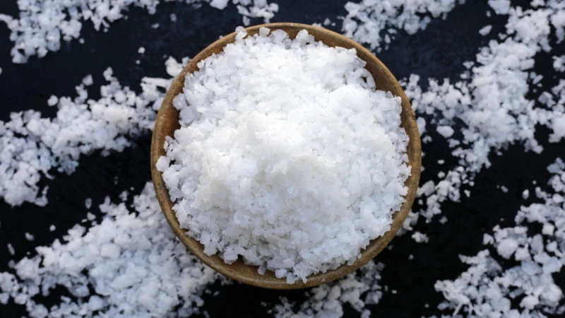 Người bị phù, tăng huyết áp hoặc suy giảm chức năng thận có thể cần hạn chế muối theo hướng dẫn của bác sĩ
