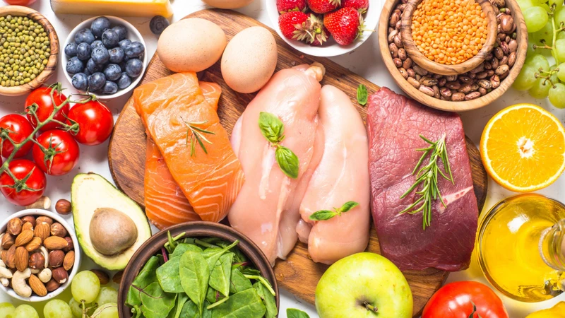 Tăng cường rau xanh, trái cây ít đường, ngũ cốc nguyên hạt, thực phẩm giàu protein nạc và chất xơ